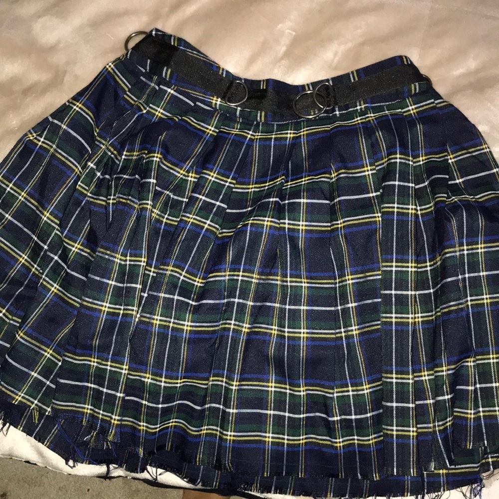 plaid egirlskirt, zips up and has ring belt loops